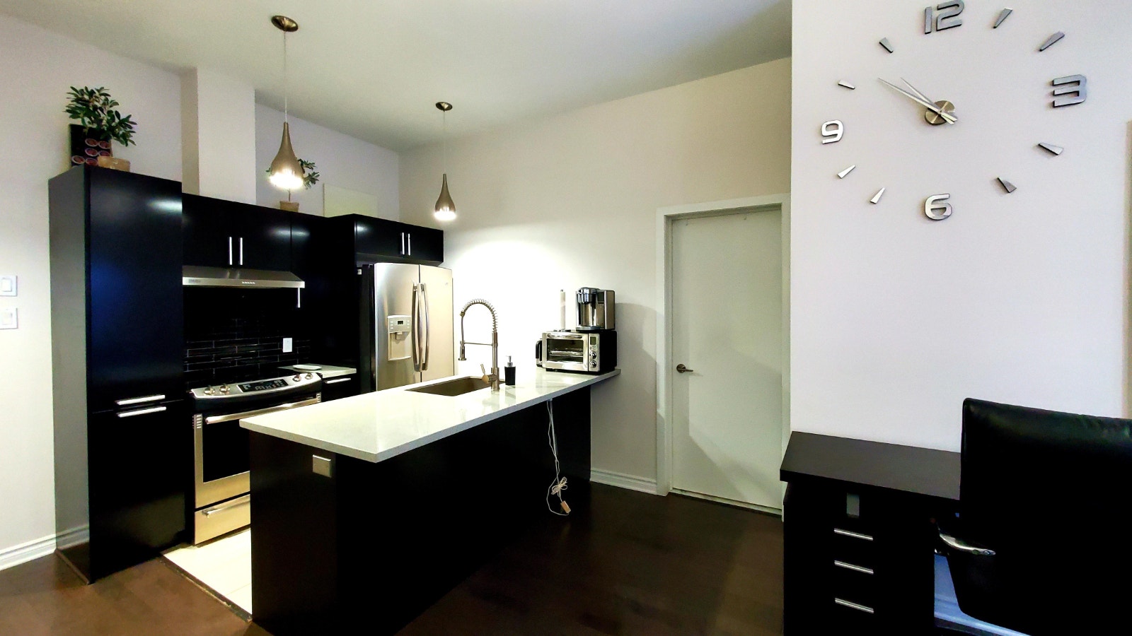 Spacious modern 1 bedroom condo Place des arts fully furnished — photo 2