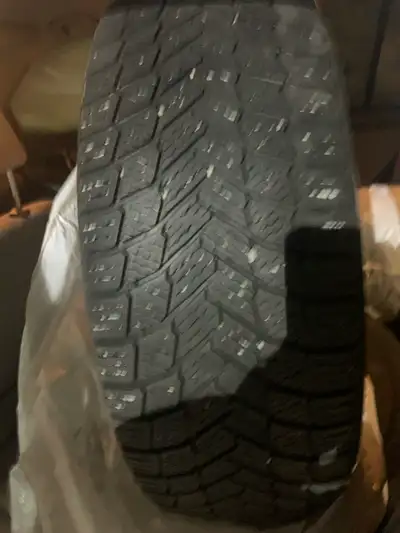 4 Michelin ice and Snow Bon pour l’hiver voir photo avec l’indicateur d’usure Usure égale 6/32