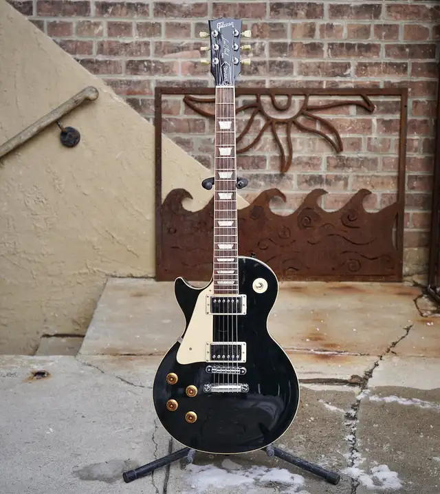 Lefty 1991 Gibson Les Paul Standard in Guitars in Oakville / Halton Region - Image 2