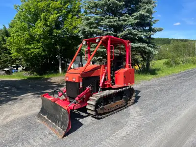 Petit bulldozer 6000lbs avec 3 points arrière et PTO de tracteur **pratiquement neuf** **1 seul prop...