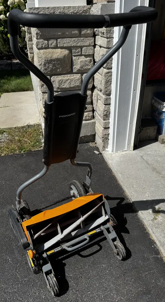 Fiskars push mower64959966525443120