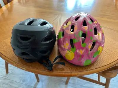 Casques pour enfants. Les deux pour 20$ ou à discuter.