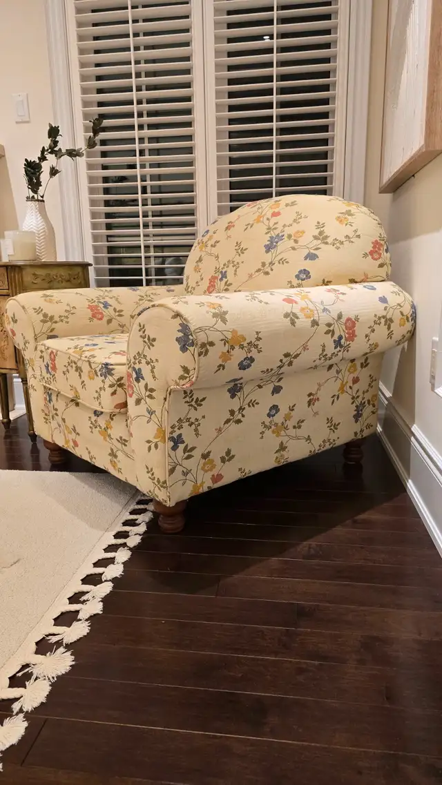 Sklar Peppler Floral Sofa + Armchair Set — 1200 SL Series in Chairs & Recliners in Markham / York Region - Image 3