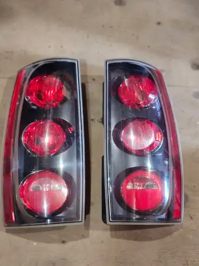 2008 Yukon Denali Tail lights good shape 40$