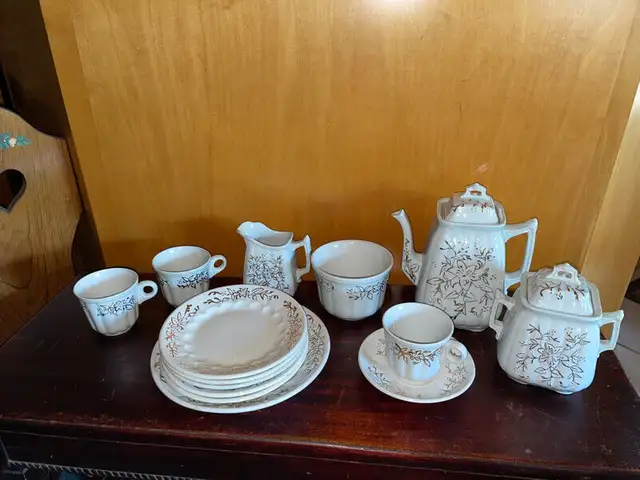 Lot of 16 Antique W and E Corn Burslem White Ironstone Dishes in Arts & Collectibles in Mississauga / Peel Region - Image 2