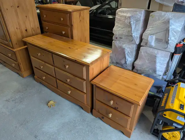 Dresser and Armoire 4 piece set pine in Dressers & Wardrobes in West Island - Image 5