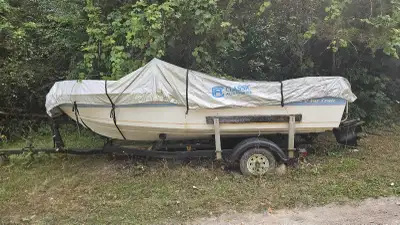 Inboard/Outboard 18ft bowrider, View more