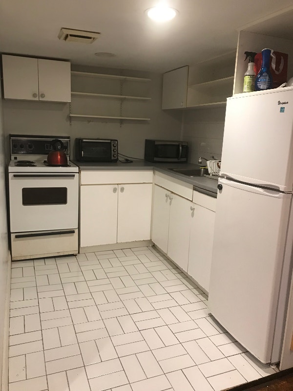 Basement bachelor apartment in duplex, midtown Toronto Long Term