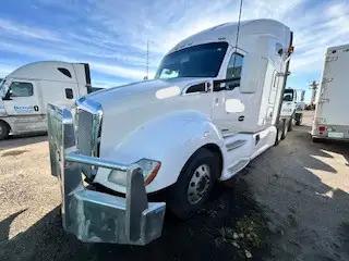 PLEASE READ-- WILL NOT RESPOND TO "IS THIS AVAILABLE" REPOSSESSED 2017 Kenworth T580 1,306,031 Km Pa...