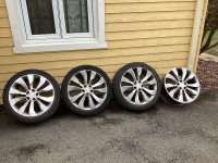 3 pneus d’été profile bas, 245/40, R19: 375$. 4 Mags 5-115: 700$