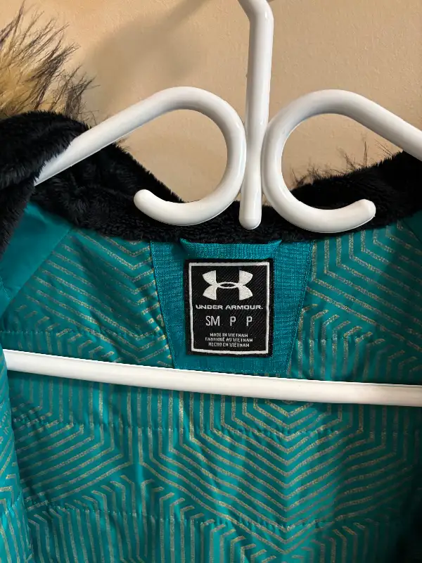 Under Armour Woman’s Winter Jacket Size Small in Women's - Tops & Outerwear in Oakville / Halton Region - Image 5