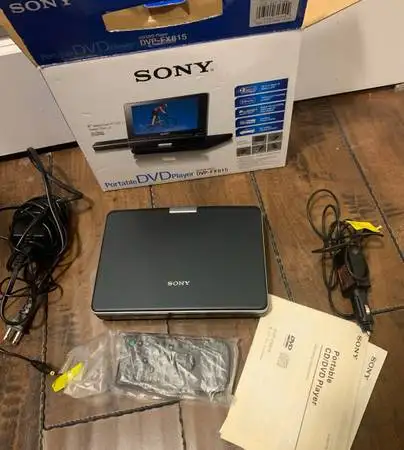 Sony DVP-FX815 Portable DVD Player 8" Widescreen LCD in General Electronics in Burnaby/New Westminster - Image 3