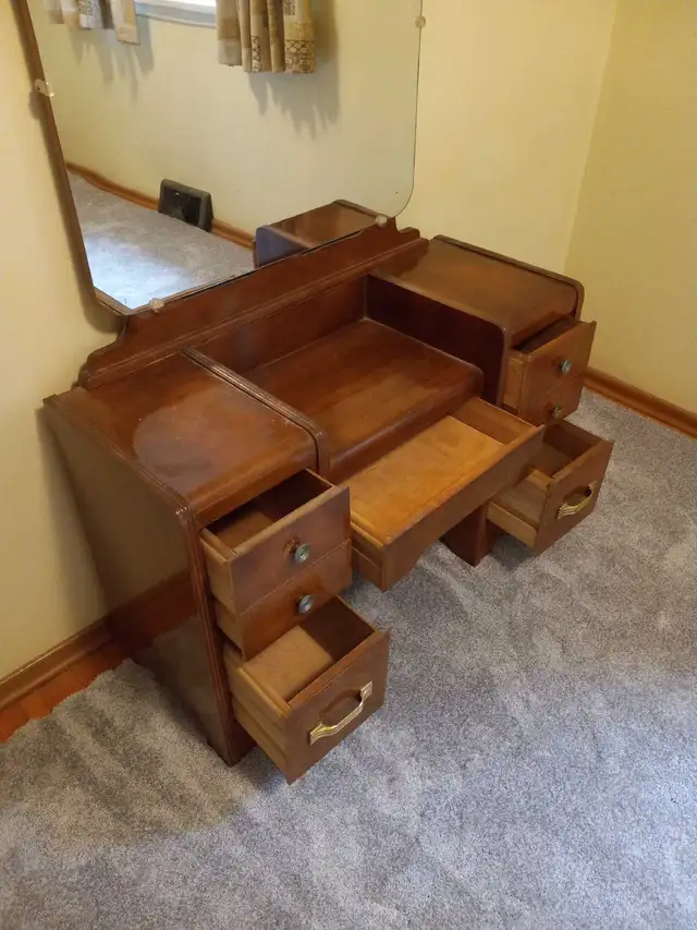 Antique dressing table with mirror in Dressers & Wardrobes in Edmonton - Image 4