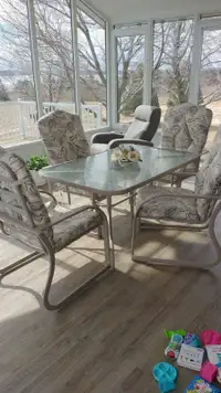 Ensemble table et chaises de patio