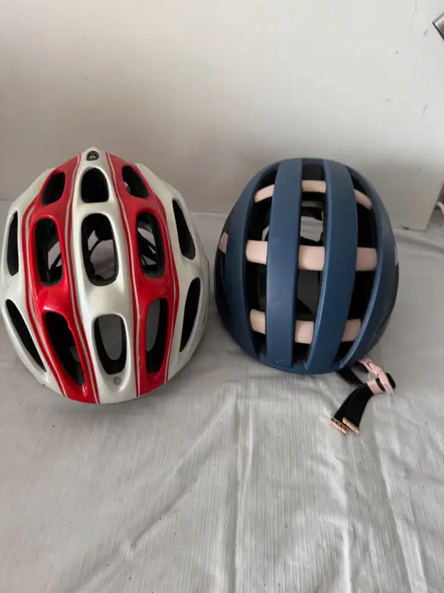 TWO ADULT ROAD BIKE CYCLING HELMETS, LIKE NEW, GOOD QUALITY in Road in City of Montréal - Image 2