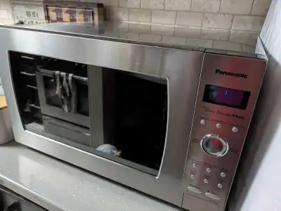 Lightly used 2.2 cu ft microwave, works great.