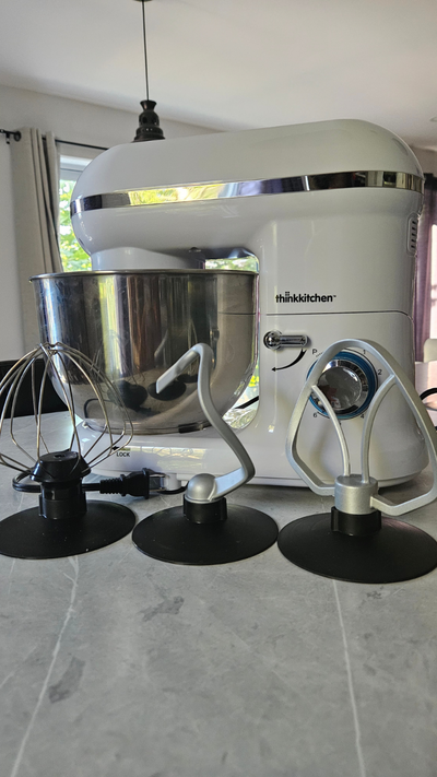 Bonjour, En prévision d'un prochain retour en France, je vends un mélangeur sur socle Stand Mixer, m...