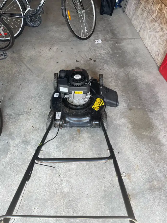 Yard Machines Lawn Mower - Gas in Lawnmowers & Leaf Blowers in Napanee - Image 3