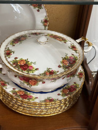 Old Country Roses Royal Albert vegetable bowl with lid 