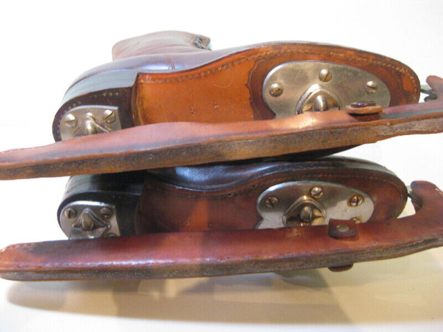 Vintage ice figure skates with leather guards in Arts & Collectibles in Ottawa - Image 4