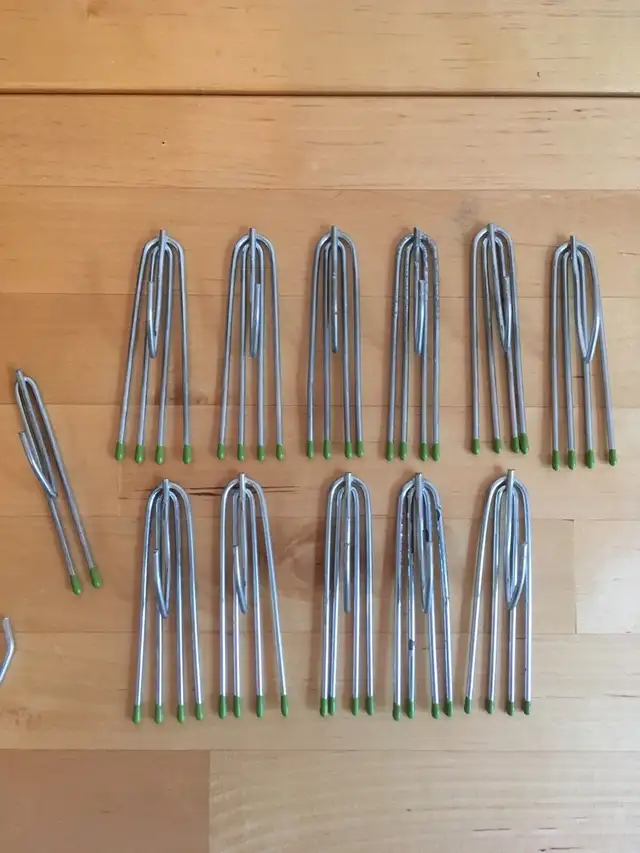Lot 67 Crochets rideaux MÉTAL VINTAGE 4-Prong Curtain Hooks  in Windows, Doors & Trim in City of Montréal - Image 6