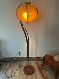 Mid century teak floor lamp; lampe sur pied en teck 