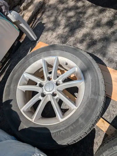 Dodge Caravan Alloys. 1 alloy is damaged. See pictures. They hold air. Tires are still good. 225 /65...