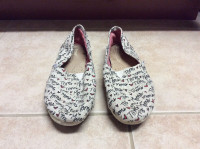 Toms Cream with Print flats Size 8