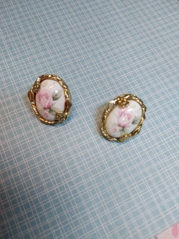 Vintage Earrings porcelain Rose Pink Cream GoldTone Cameo in Jewellery & Watches in Brockville - Image 2
