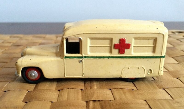 DINKY TOY DIECAST #30H (#253) DAIMLER AMBULANCE ~MECCANO 1954-58 in Arts & Collectibles in Winnipeg