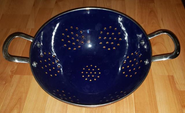 Chantal Enamel-On-Steel Colander in Kitchen & Dining Wares in Mississauga / Peel Region - Image 2