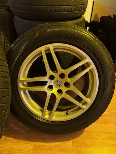 Les mags sont en excellente condition. Pneus Pirelli Scorpion AS Plus3, achat été 2025, 4 mois d'usu...