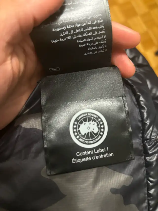 Authentic Canada goose black lodge down jacket side medium in Men's in Mississauga / Peel Region - Image 6
