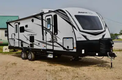 Roulotte jayco 27 pieds whitehawks très spacieuse état neuve servies quelques fois toute équipée auv...