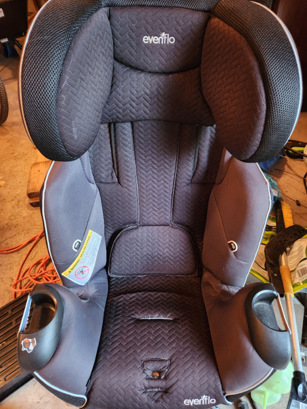 Evenflo Car Seat - Best Offer in Strollers, Carriers & Car Seats in Saskatoon