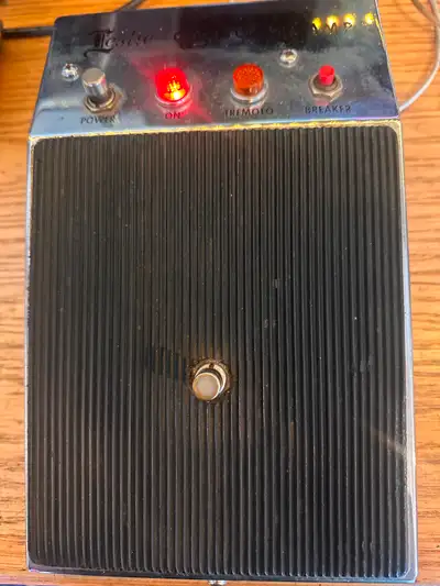Vintage Leslie Combo Pre-Amp pedal, used, in good working condition. Model number 020875, made to wo...