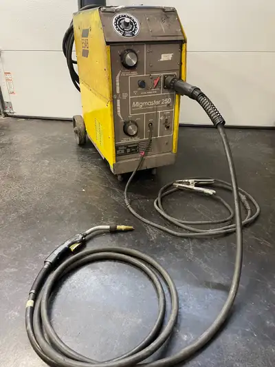ESAB 250 mig. Works as new but has been around a few years. Extra long gun, flow meter, drive rolls,...