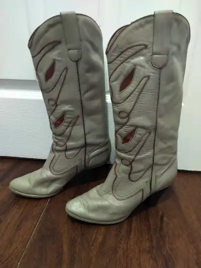 Woman's Leather Cowboy boots Size 6.5 Don't forget to check out my other ads >>> Located in Shediac...