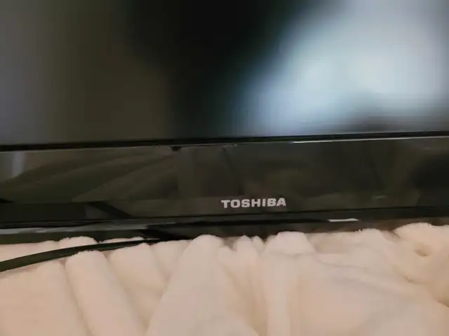 Toshiba TV and TV stand for sale in TVs in Ottawa - Image 4