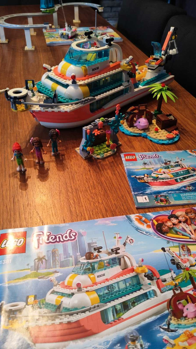 Lego Friends 41381 and 41347, 1900 pieces total in Toys & Games in Oakville / Halton Region - Image 4