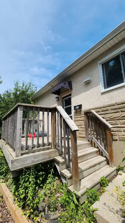 $1950 2 Bedroom Basement Apt Close to Downtown