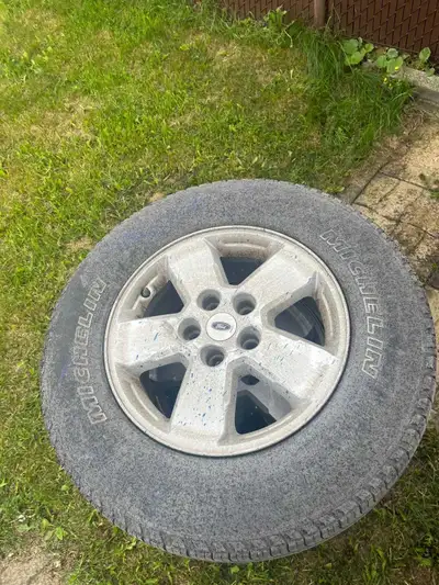 Pneus d’été pour Ford Escape en très bon état.