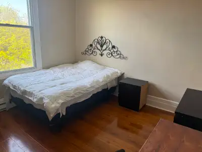 Belles chambres à louer – maintenant. Il s'agit d'un appartement entièrement rénové de trois grandes...