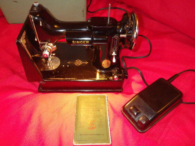 ANTIQUE SINGER SEWING MACHINE FEATHERWEIGHT MODEL 221 - 1 dans Art et objets de collection  à Ville de Montréal - Image 4