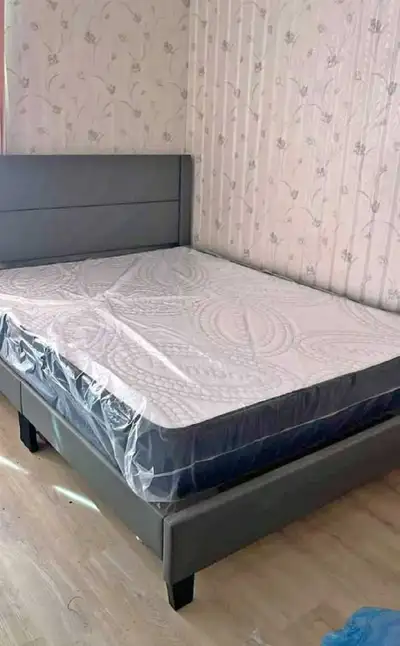 Lit Queen avec matelas neuf , View more