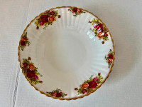 1 Old Country  Roses Heavy Round Vegetable Bowl  England