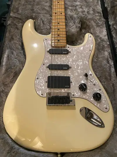 Olympic White 0113012705 AM PRO STRAT MN OWT 03/2017 American Pro Stratocaster®, Maple Fingerboard,...