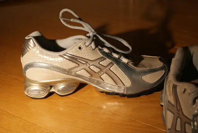 ASICS GEL ladies sports shoes 6.5US size in Women's - Shoes in Mississauga / Peel Region - Image 7