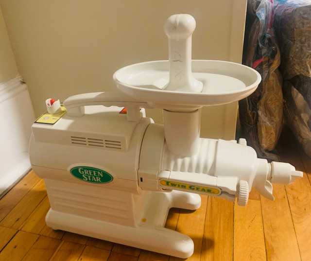 Green Star Professional Juice Extractor in Processors, Blenders & Juicers in Charlottetown