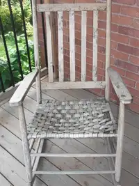 chaise bercante antique